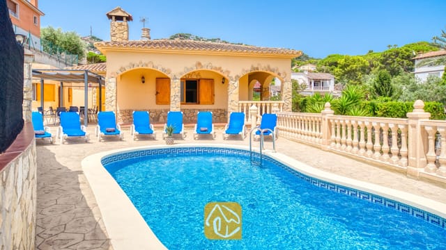 Privé-buitenzwembad met helderblauw water, omringd door ligstoelen en een stenen terras bij Villa Sarai in Spanje.