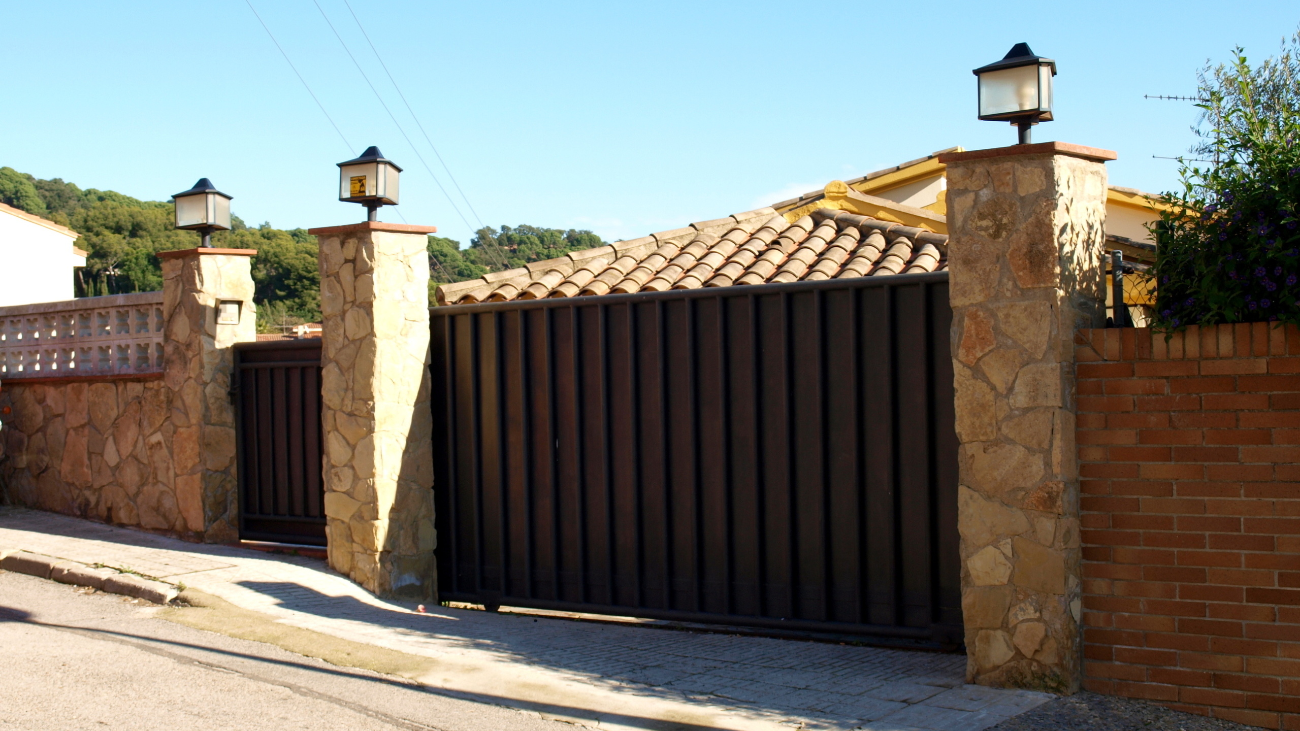 Vakantievilla's Costa Brava Spanje - Villa Valentina - Aankomst met uitzicht op de straat bij de accommodatie