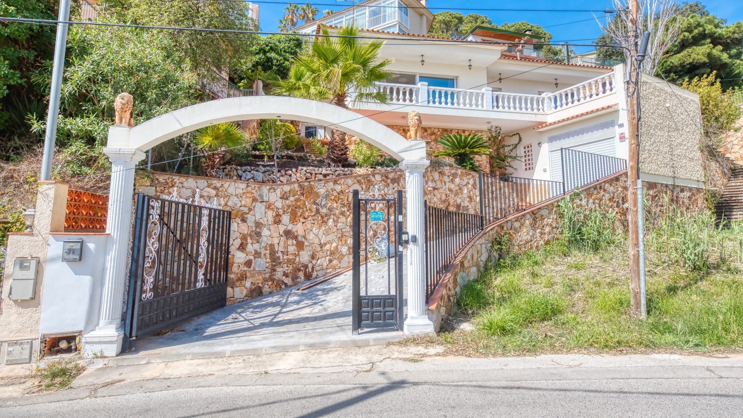 Vakantievilla's Costa Brava Spanje - Villa Donna - Aankomst met uitzicht op de straat bij de accommodatie