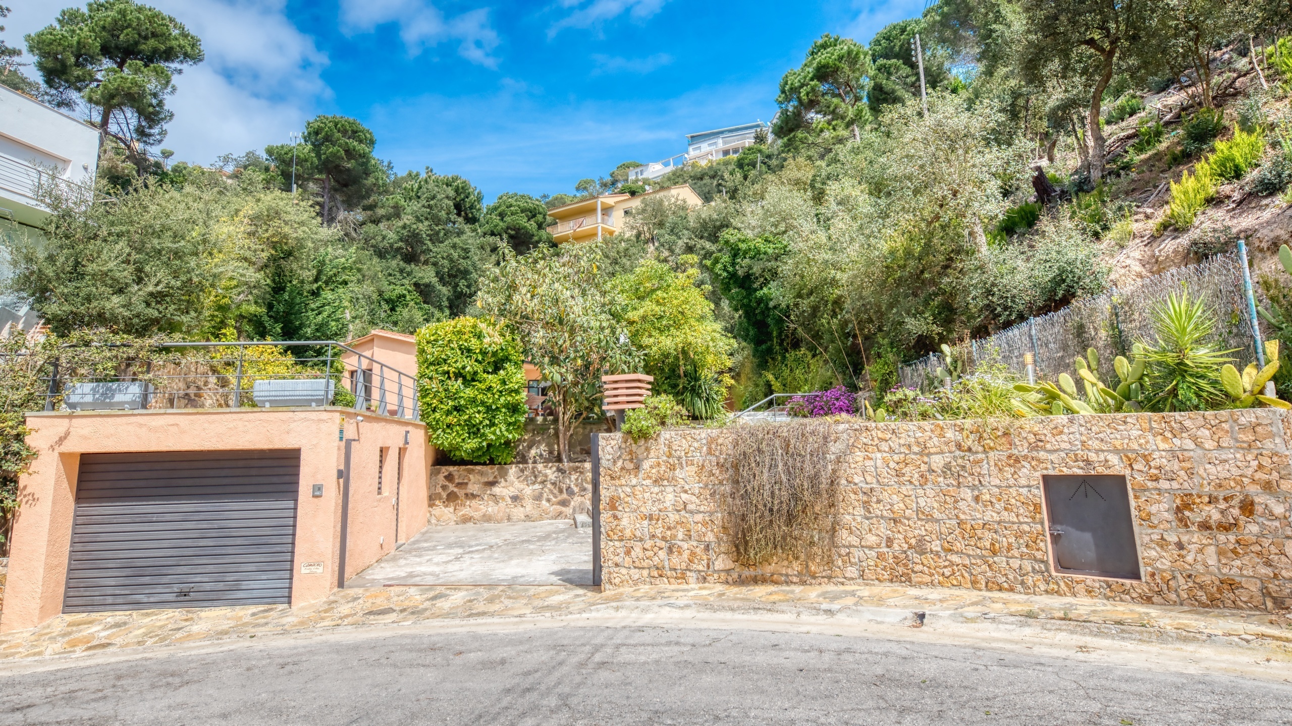 Vakantievilla's Costa Brava Spanje - Villa Olivia - Aankomst met uitzicht op de straat bij de accommodatie