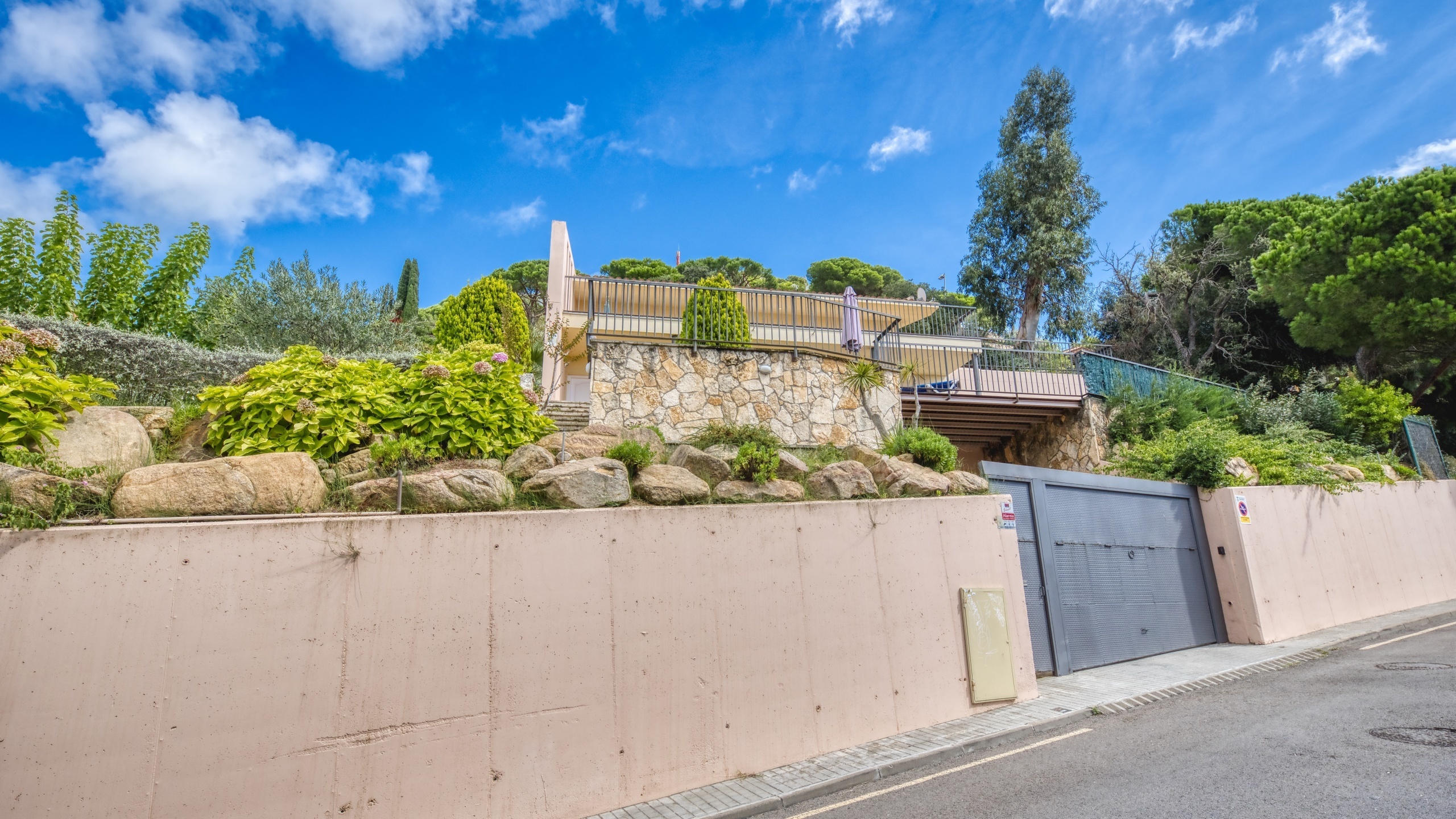 Vakantievilla's Costa Brava Spanje - Villa Mauri - Aankomst met uitzicht op de straat bij de accommodatie