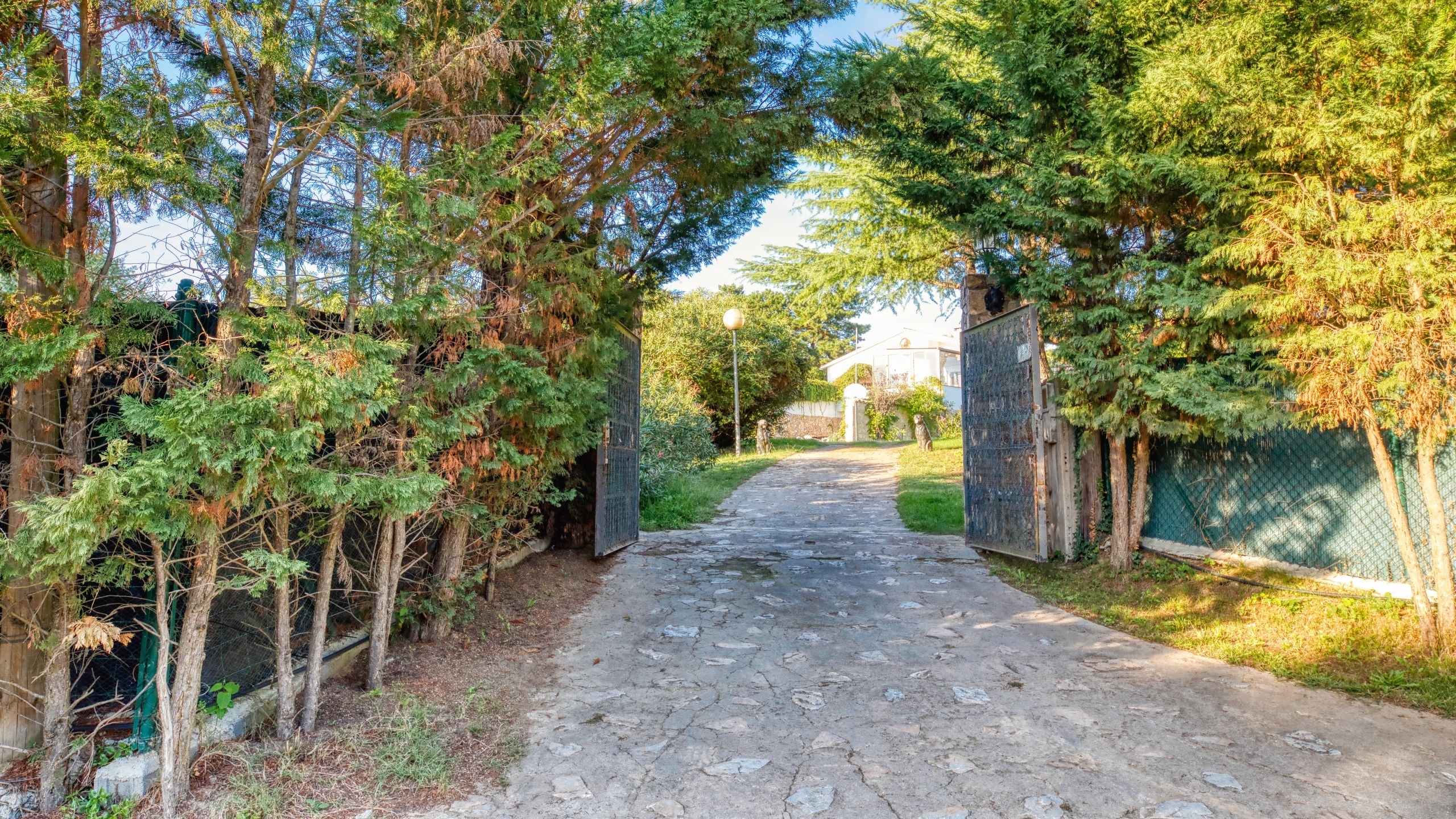 Vakantievilla's Costa Brava Countryside Spanje - Villa Can Bernardi - Aankomst met uitzicht op de straat bij de accommodatie