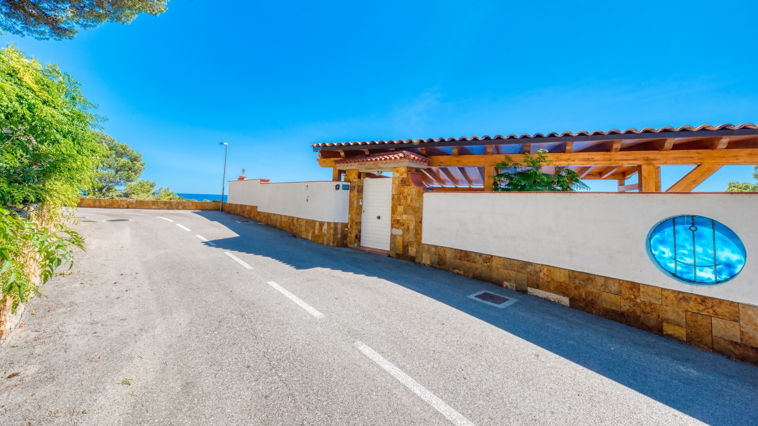 Vakantievilla's Costa Brava Spanje - Villa Infinity - Aankomst met uitzicht op de straat bij de accommodatie