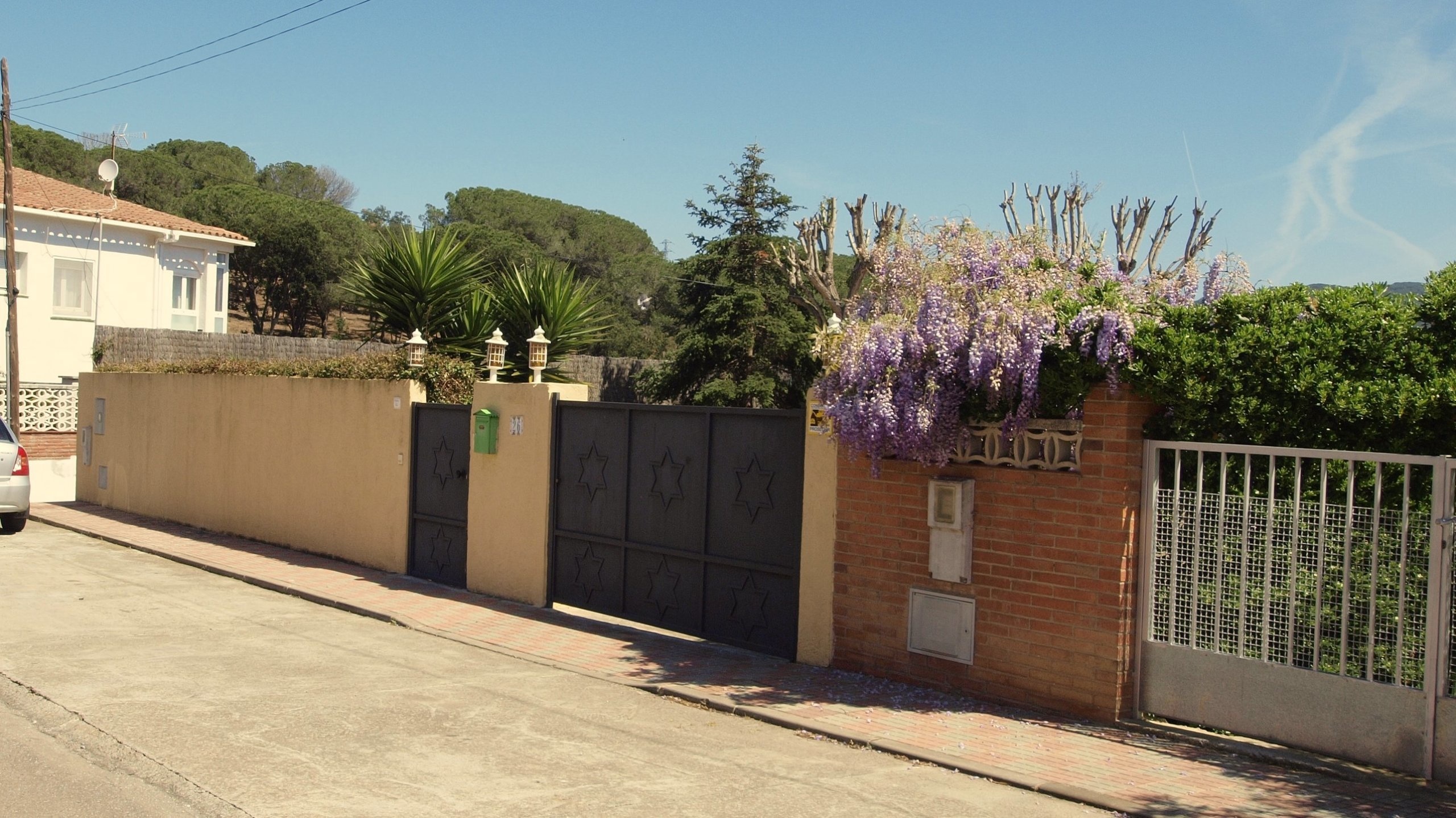 Vakantievilla's Costa Brava Spanje - Villa Miro - Aankomst met uitzicht op de straat bij de accommodatie