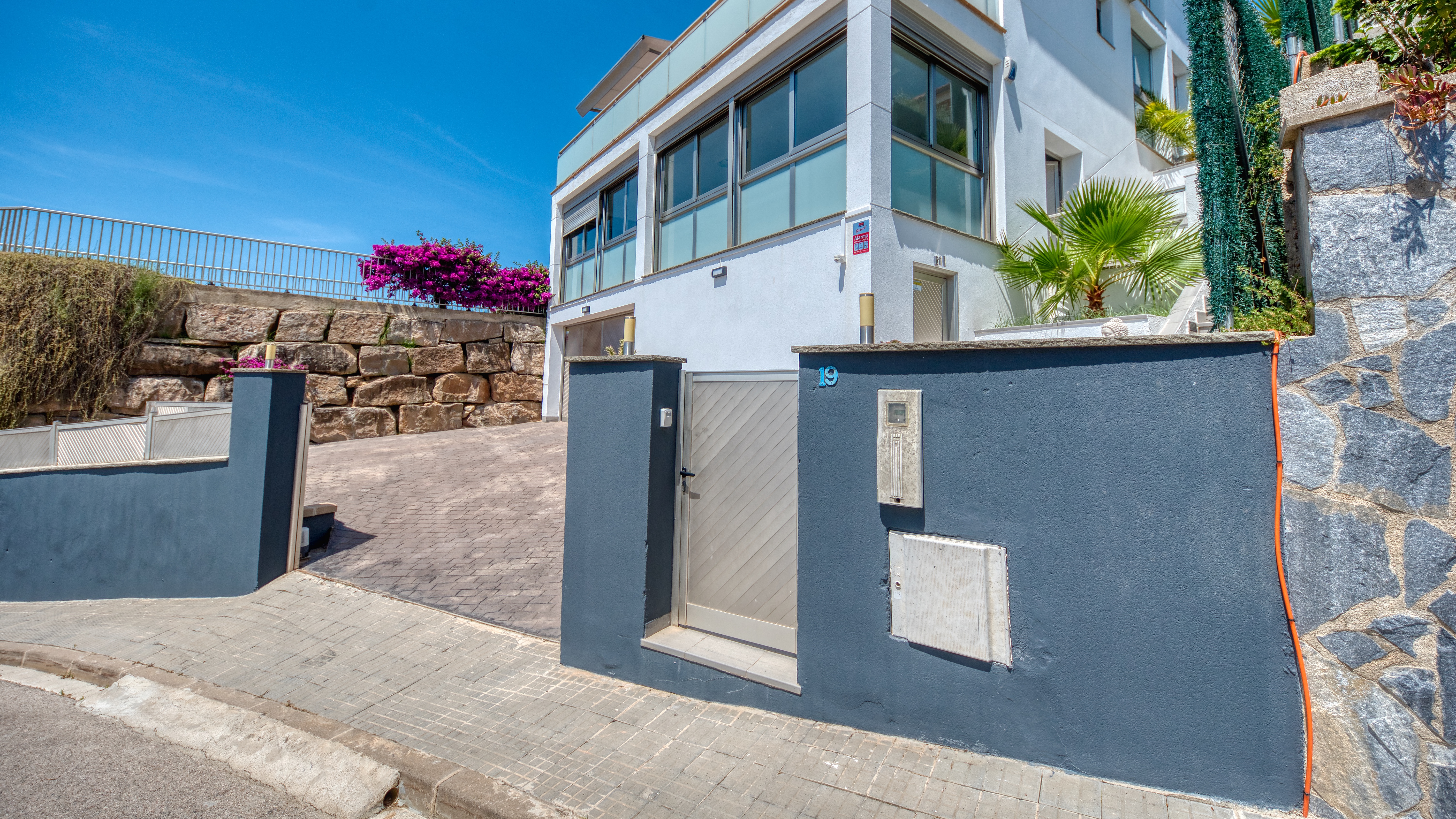 Vakantievilla's Costa Brava Spanje - Villa Sandy Beach - Aankomst met uitzicht op de straat bij de accommodatie