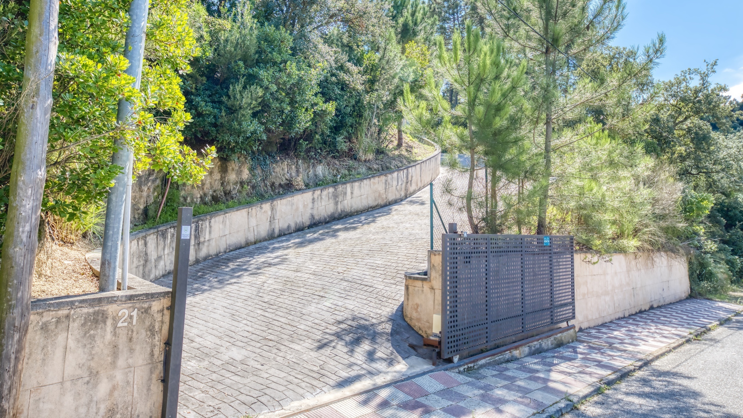 Vakantievilla's Costa Brava Spanje - Villa Esmee - Aankomst met uitzicht op de straat bij de accommodatie