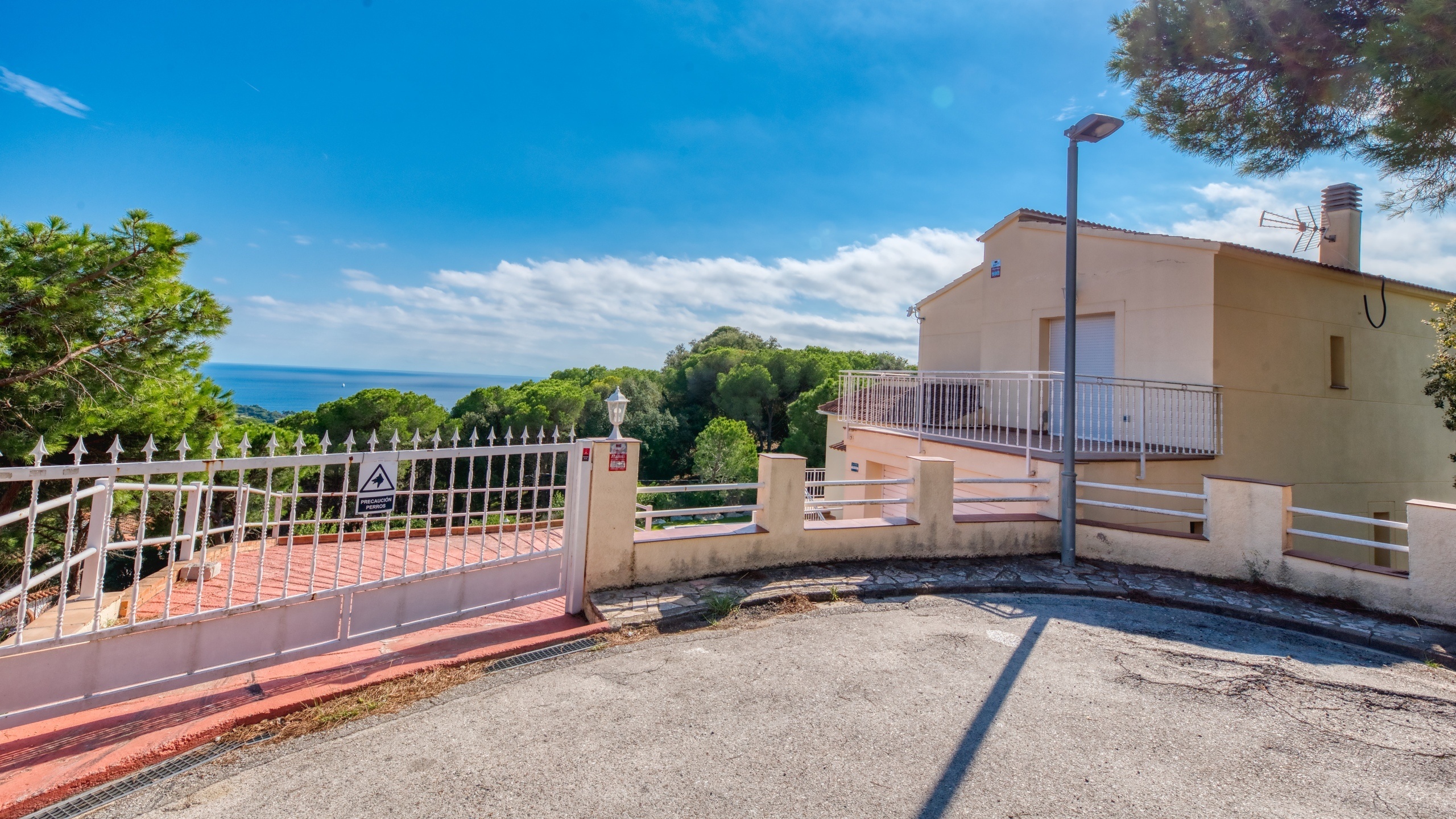 Vakantievilla's Costa Brava Spanje - Villa La Luna - Aankomst met uitzicht op de straat bij de accommodatie