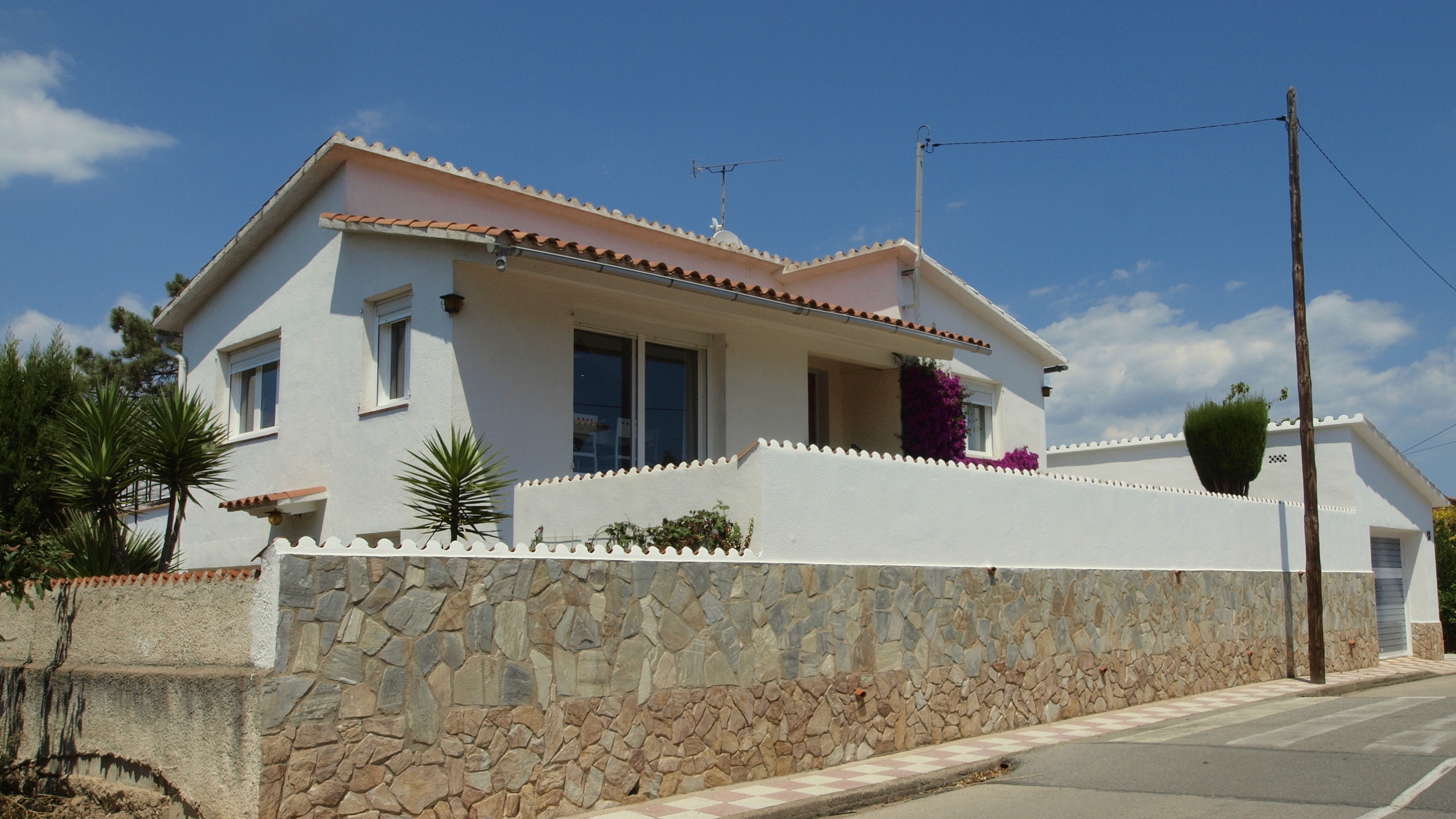 Vakantievilla's Costa Brava Spanje - Villa Elfi - Aankomst met uitzicht op de straat bij de accommodatie