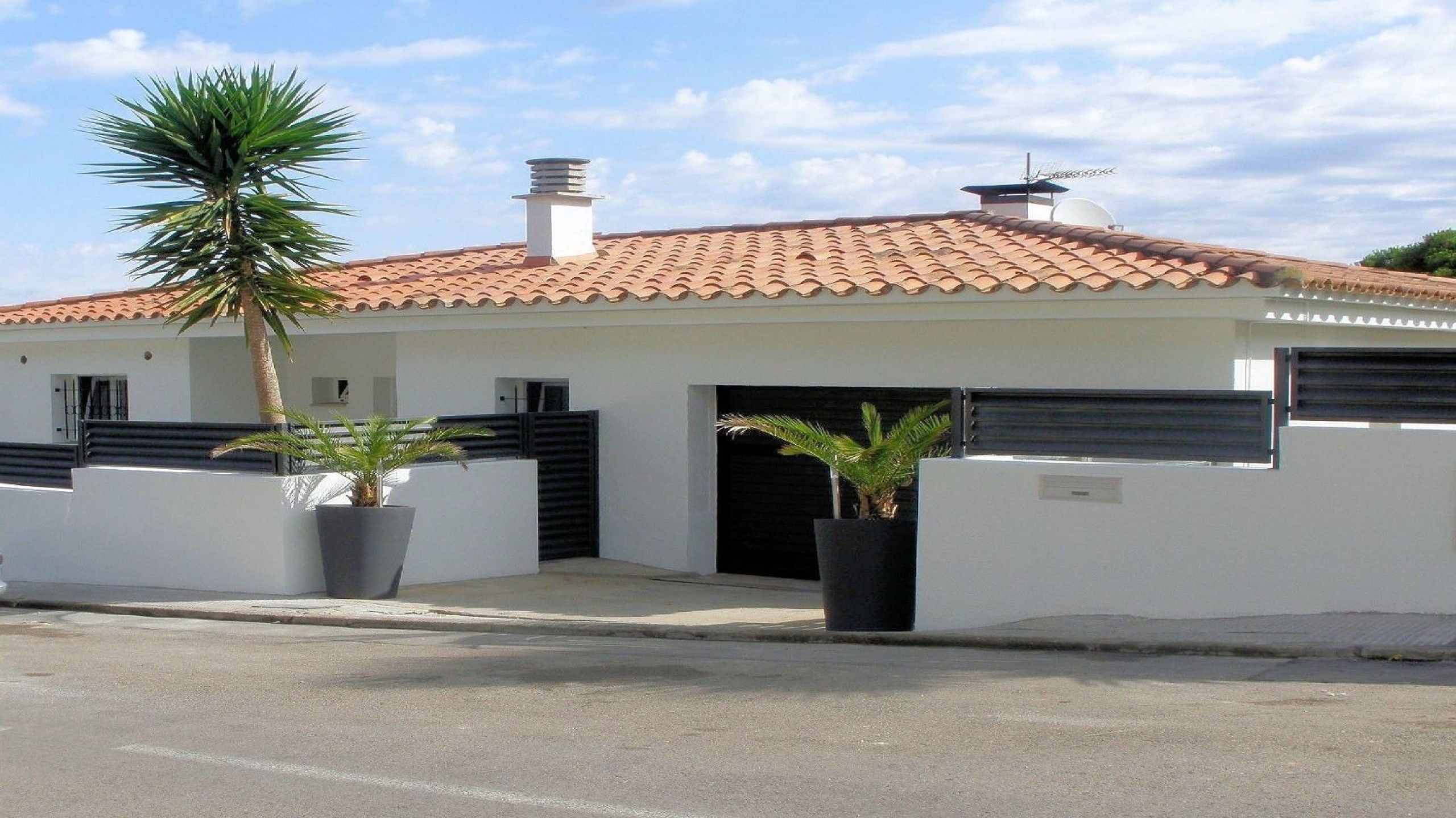 Vakantievilla's Costa Brava Spanje - Villa Fransisca - Aankomst met uitzicht op de straat bij de accommodatie
