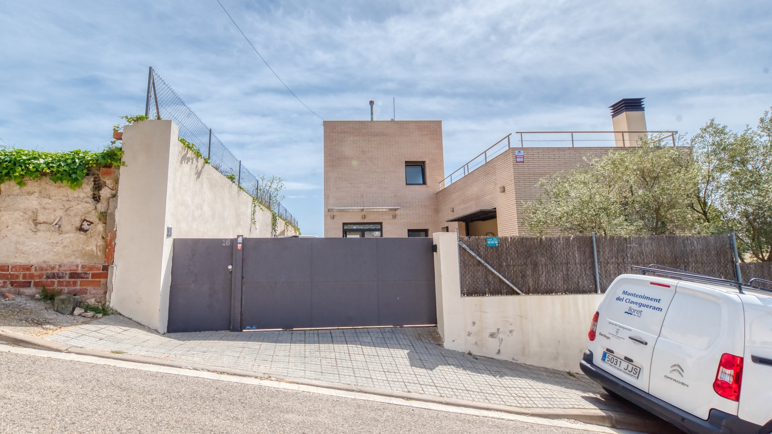 Vakantievilla's Costa Brava Spanje - Villa Macey - Aankomst met uitzicht op de straat bij de accommodatie