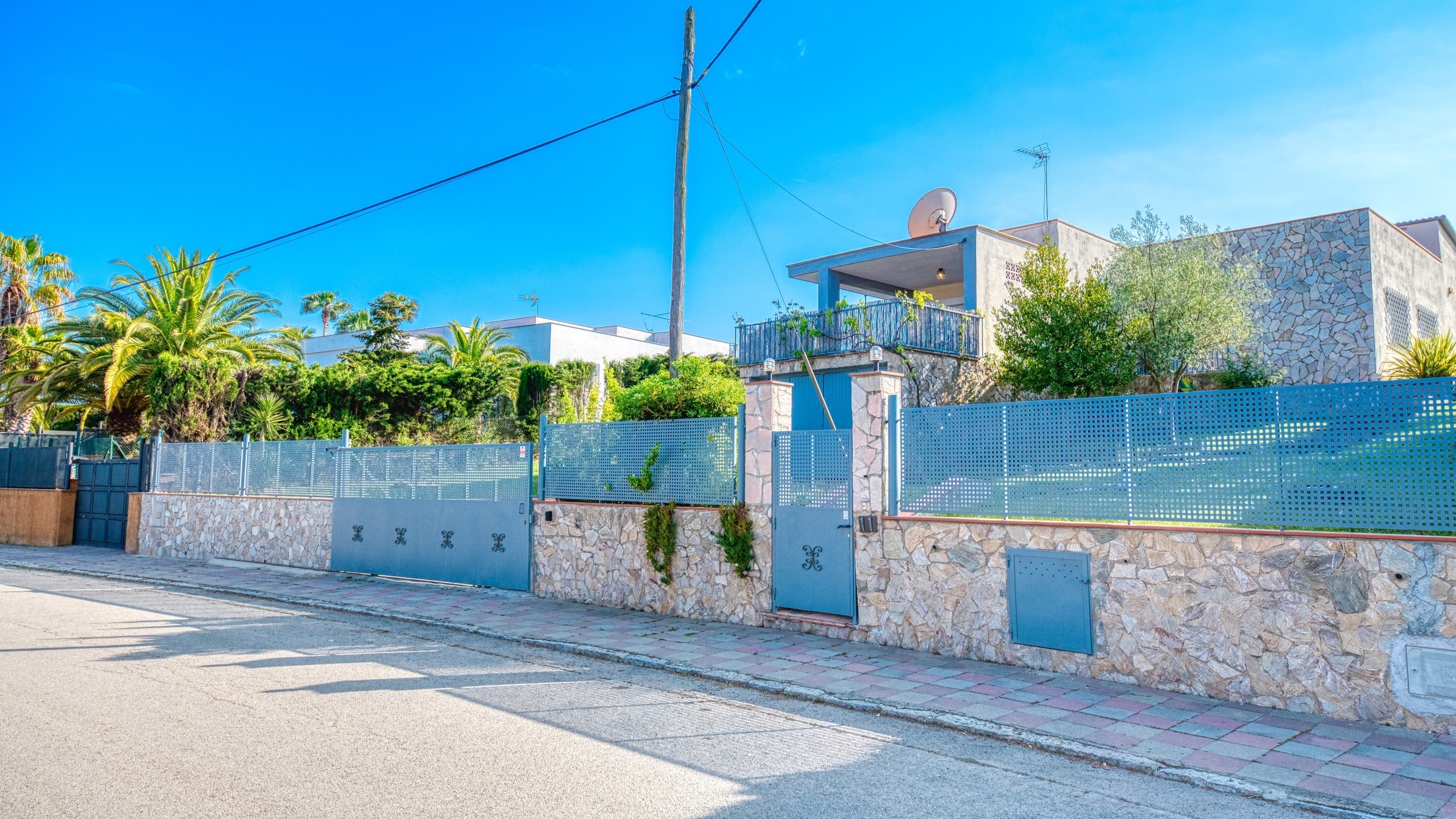 Vakantievilla's Costa Brava Spanje - Villa Yara - Aankomst met uitzicht op de straat bij de accommodatie