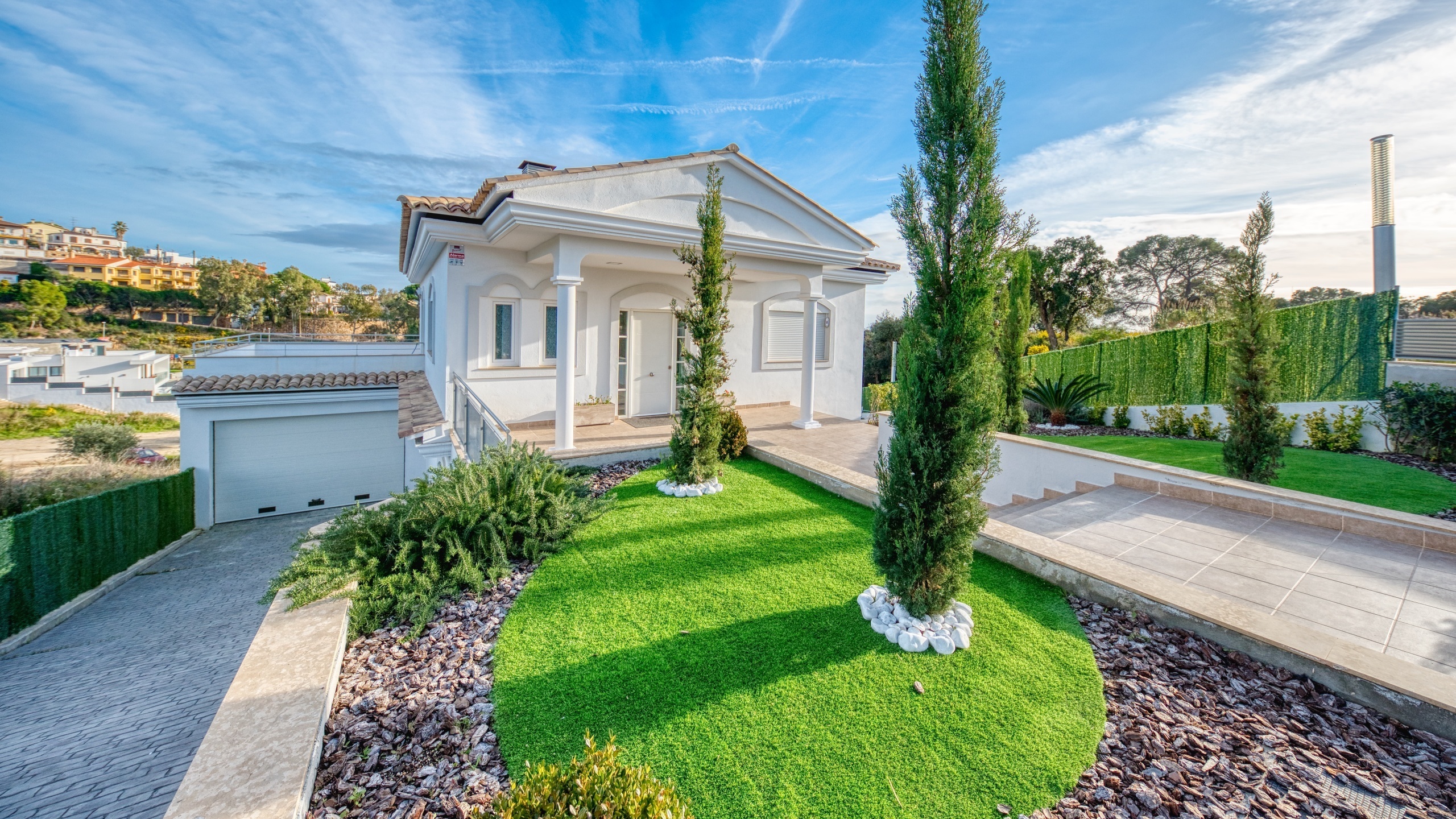 Vakantievilla's Costa Brava Spanje - Villa Madison - Aankomst met uitzicht op de straat bij de accommodatie