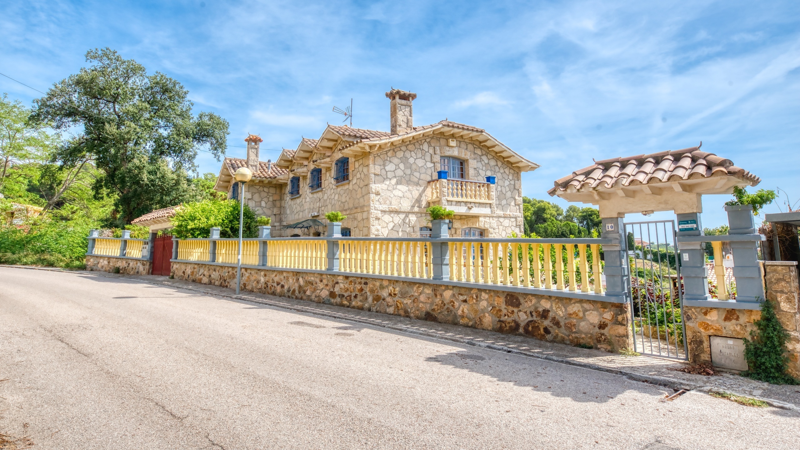 Vakantievilla's Costa Brava Spanje - Villa Janet - Aankomst met uitzicht op de straat bij de accommodatie