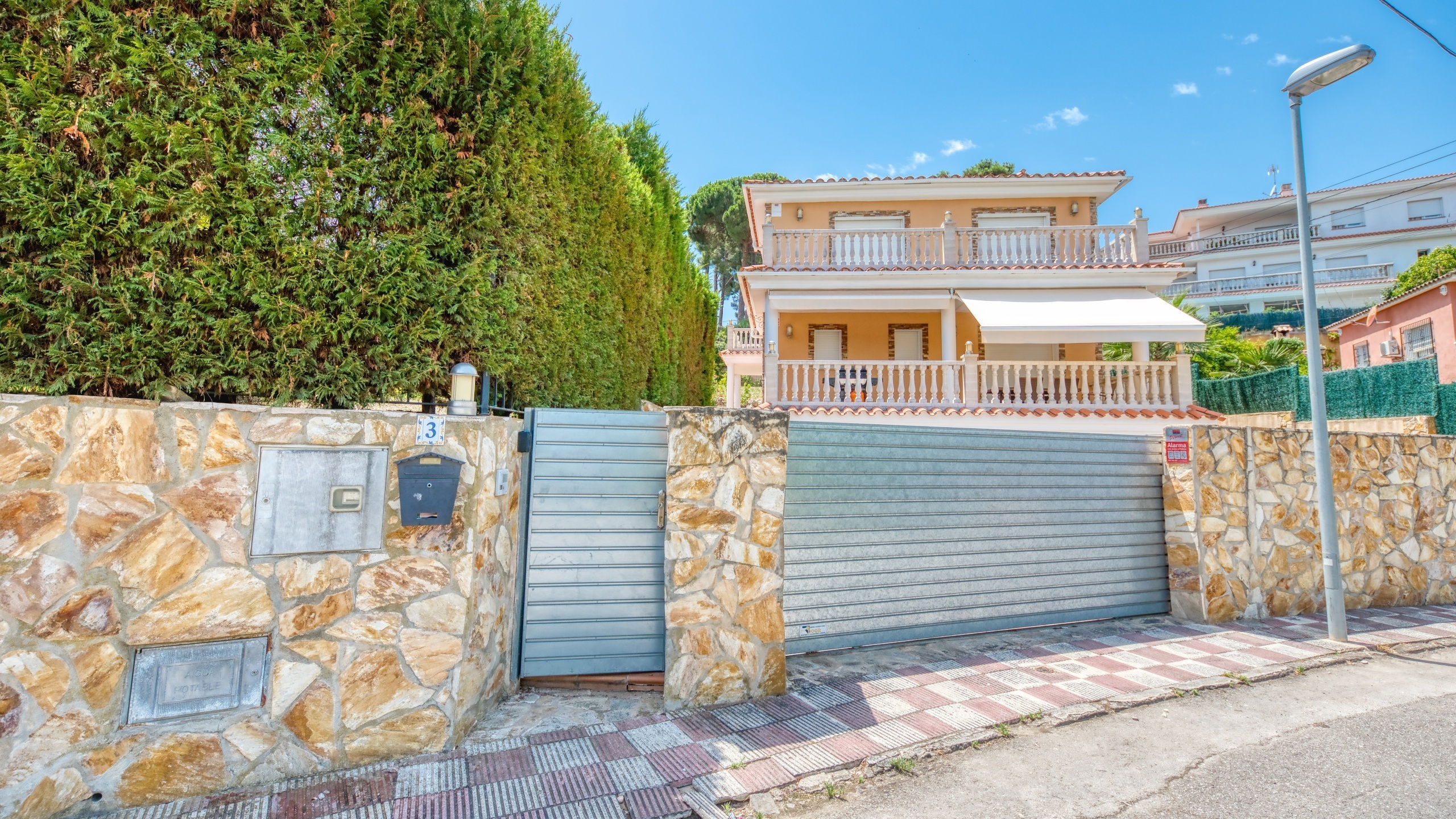Vakantievilla's Costa Brava Spanje - Villa Primavera - Aankomst met uitzicht op de straat bij de accommodatie