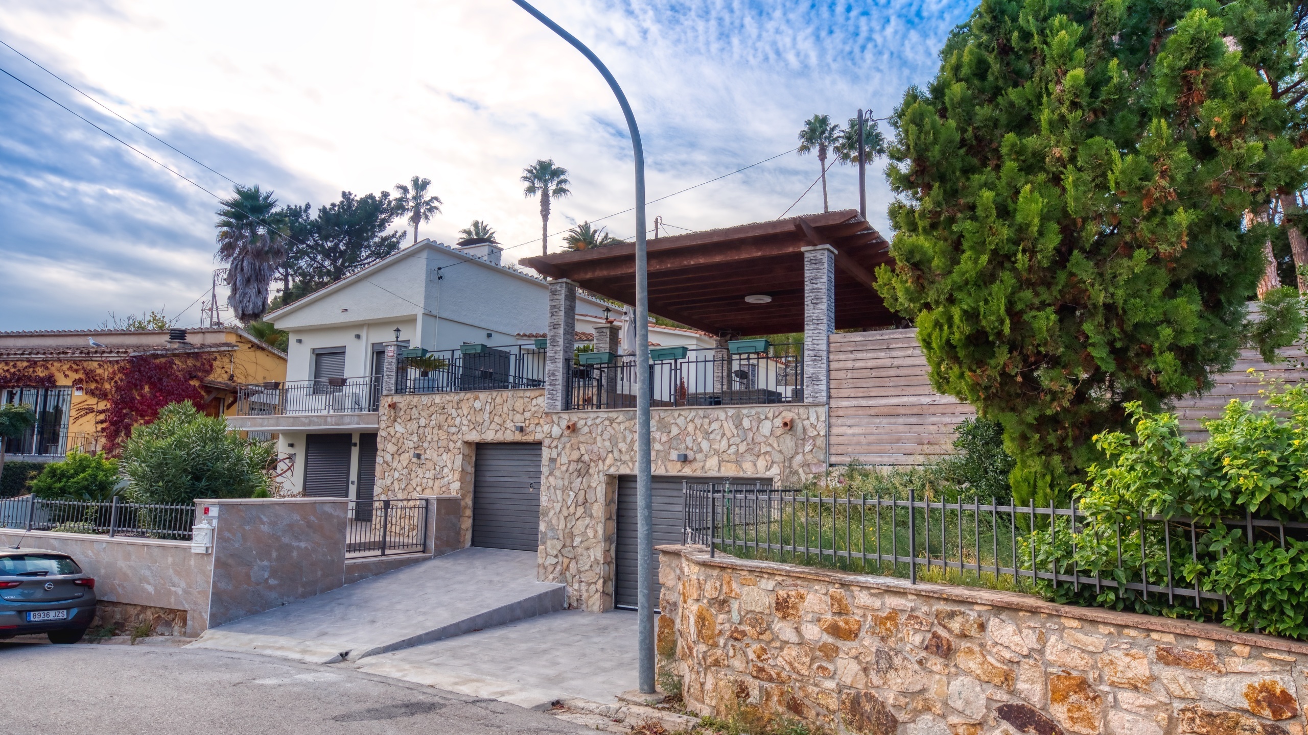 Vakantievilla's Costa Brava Spanje - Villa Palmera - Aankomst met uitzicht op de straat bij de accommodatie